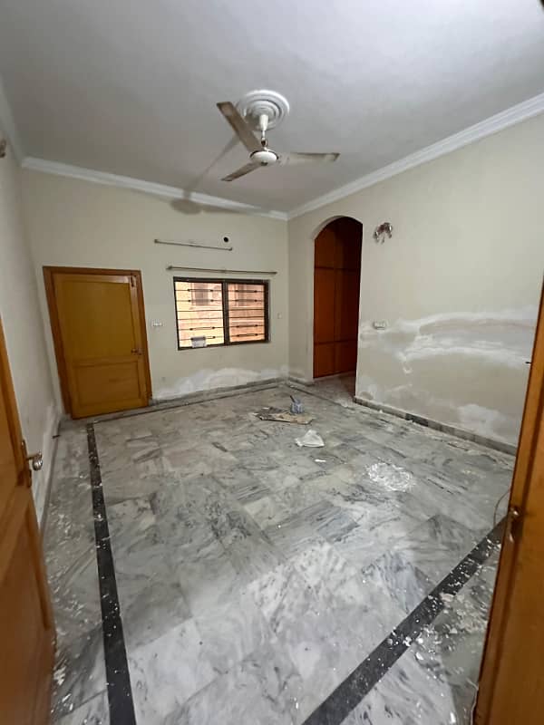 Portion for rent location Usman stret chaklala scheme 3 3bed tv lounge drawing room kichan 3bath bijli gass miter seprat tanks seprat car porch sepce available 1