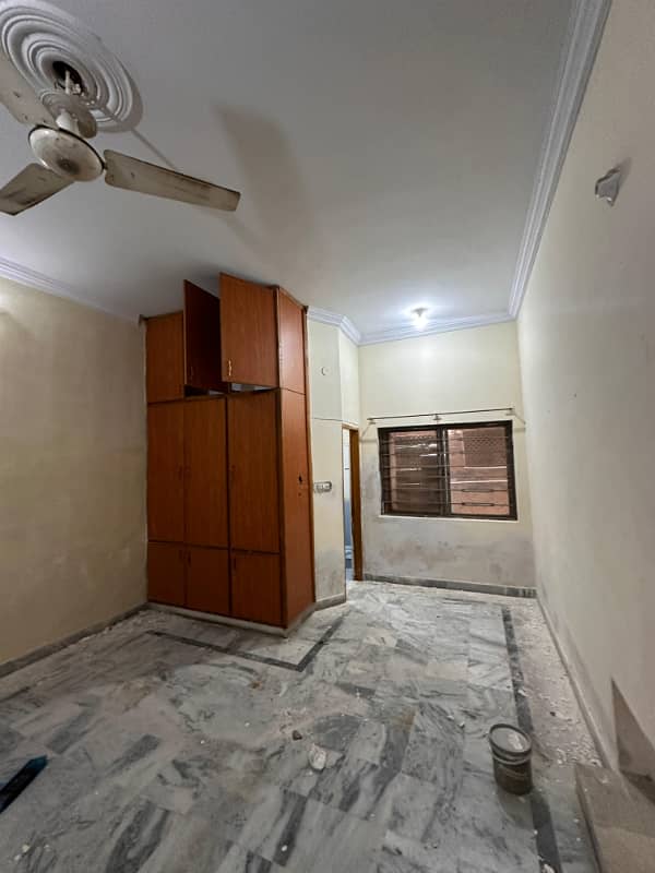 Portion for rent location Usman stret chaklala scheme 3 3bed tv lounge drawing room kichan 3bath bijli gass miter seprat tanks seprat car porch sepce available 4