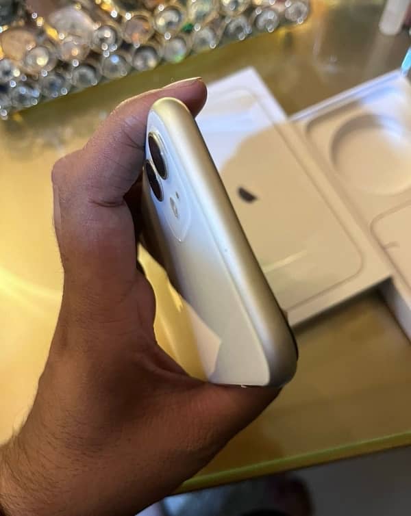 IPHONE 11 128 GB PTA APPROVED 4