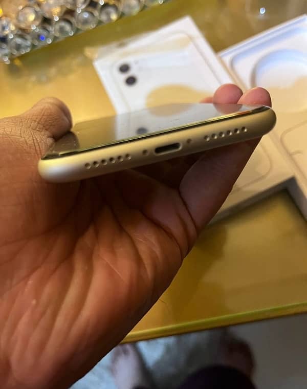 IPHONE 11 128 GB PTA APPROVED 5