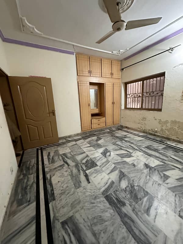 Portion for rent location Jan colony 2bed tv lounge drawing room kichan 2bath tanks seprat bijli gass sab available 2