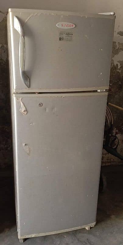 SINGER MEDIUM SIZE FRIDGE FOR SALE 0