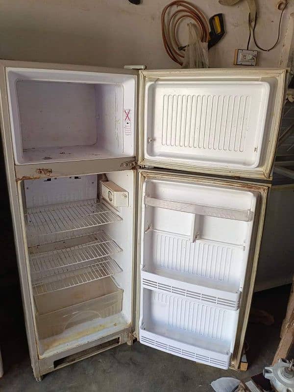 SINGER MEDIUM SIZE FRIDGE FOR SALE 1