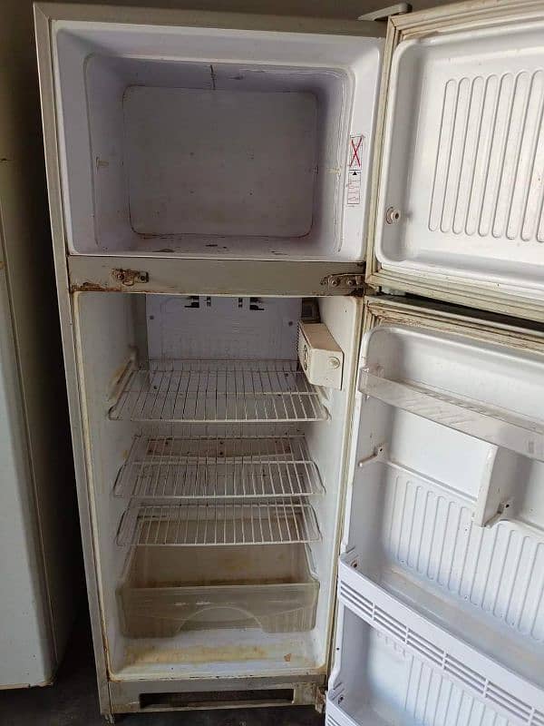 SINGER MEDIUM SIZE FRIDGE FOR SALE 2