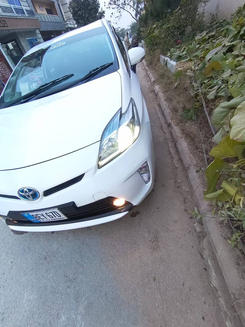 Toyota prius modeL 2015 4