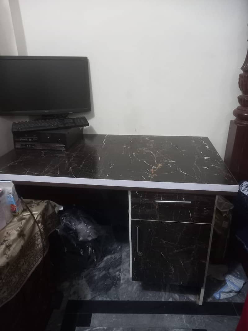 Un-Used Computer Table new A quality 0