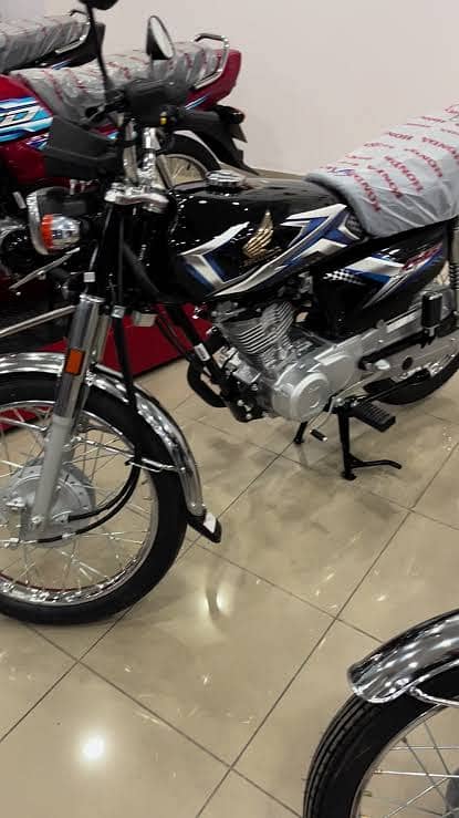 Honda CG 125 black colour showroom condition 140 kms drive just 3