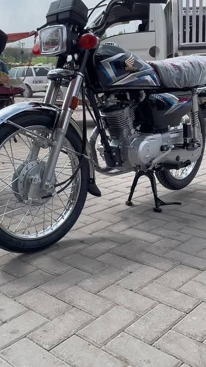 Honda CG 125 black colour showroom condition 140 kms drive just 4