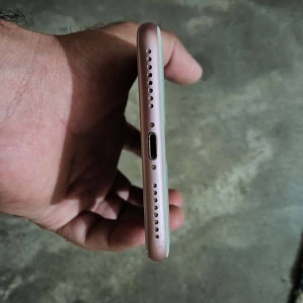 iPhone 7 Plus gold non PTA 128gb 3