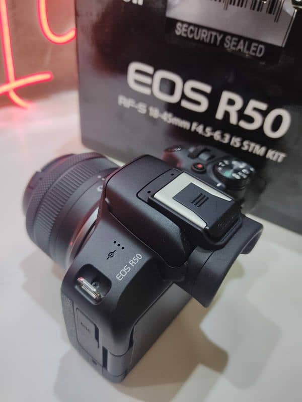 Canon Eos R50 with 18-45mm lens 4