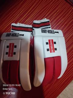 Batting gloves for right hand batsman for RS:2500