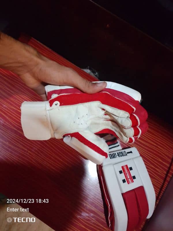 Batting gloves for right hand batsman for RS:2500 2