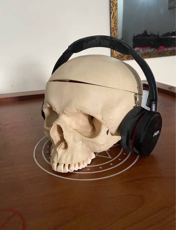 Skull Decoration set with headphones 1