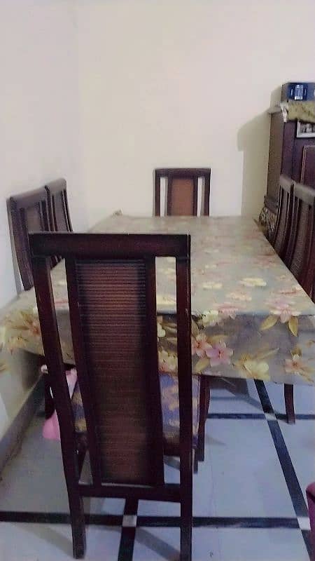 a dinning table with six chairs 0