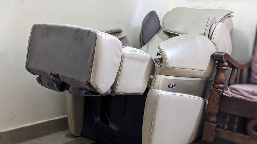 4D Full Body Massage Chair, Electric Airbags, and Extendable Footrest 11