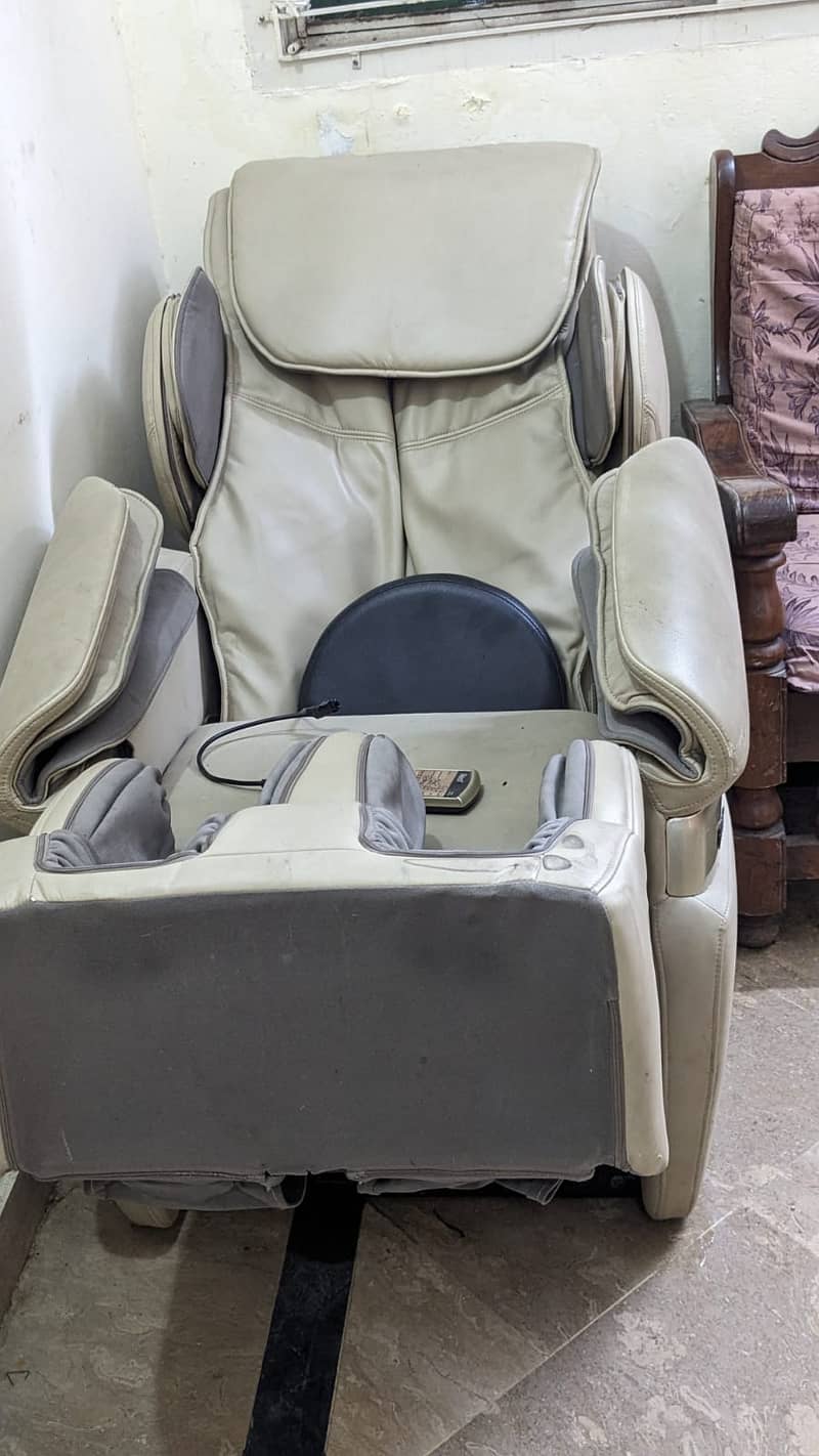 4D Full Body Massage Chair, Electric Airbags, and Extendable Footrest 1