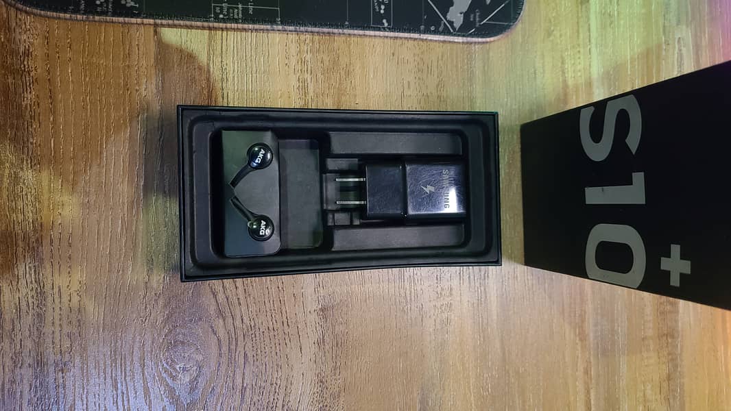 Samsung s10 plus original box, charger, handsfree 2