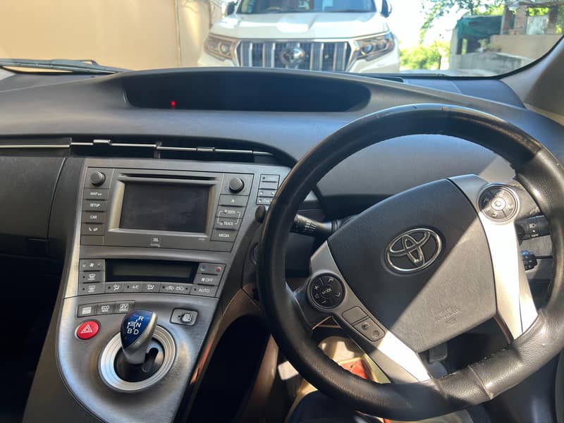 Toyota Prius 2015 G LED Edition 1.8 5