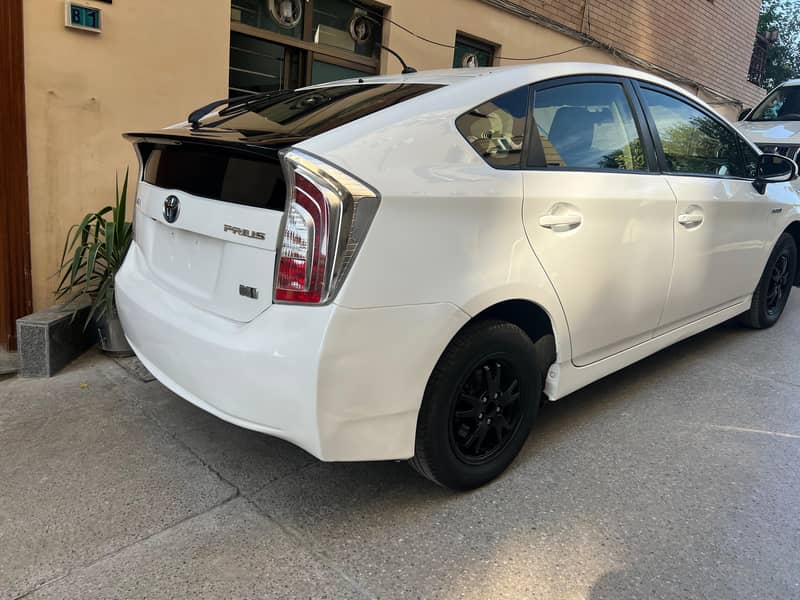 Toyota Prius 2015 G LED Edition 1.8 9