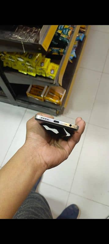 infinix hot 40i 8+8+8 128Gp 4