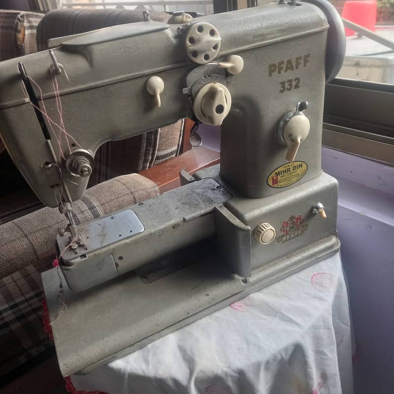 Pfaff 332 Sewing machine 1