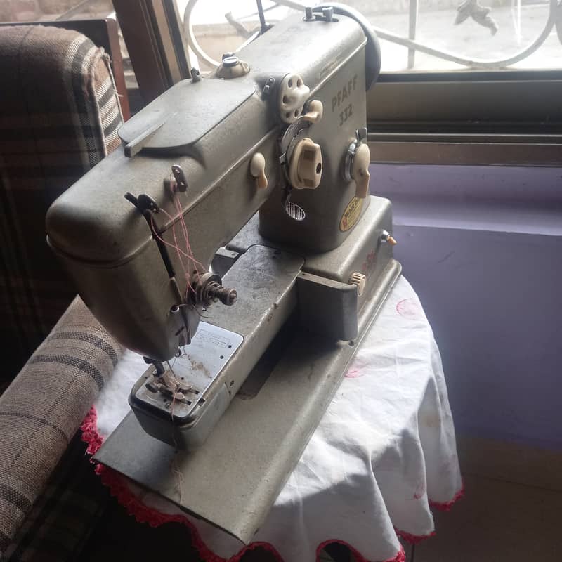 Pfaff 332 Sewing machine 2