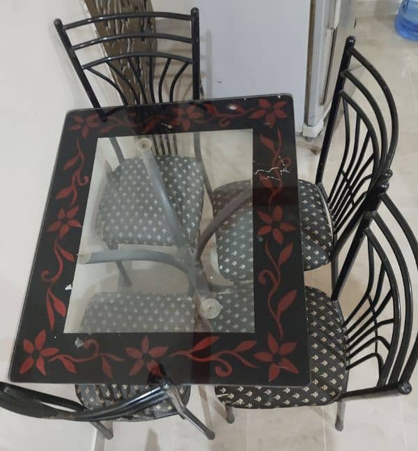 4 seater dining table of iron in good condition 0