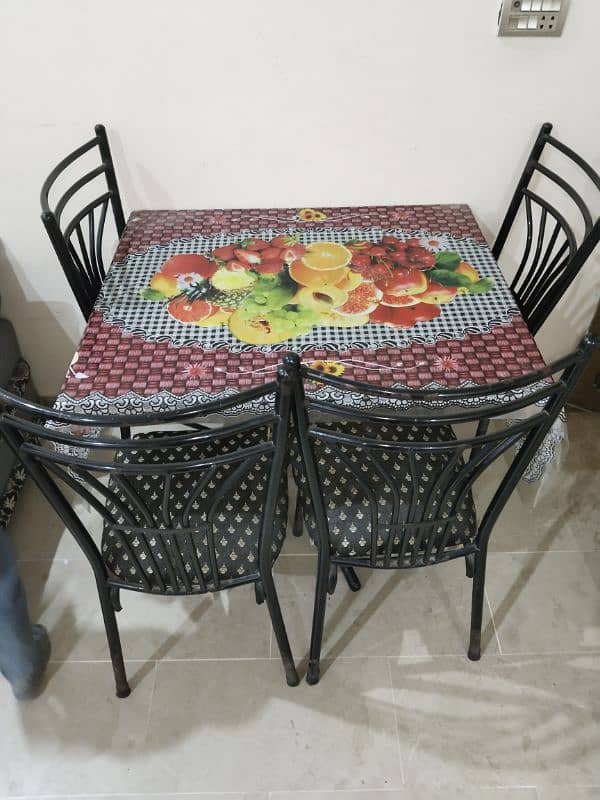 4 seater dining table of iron in good condition 1