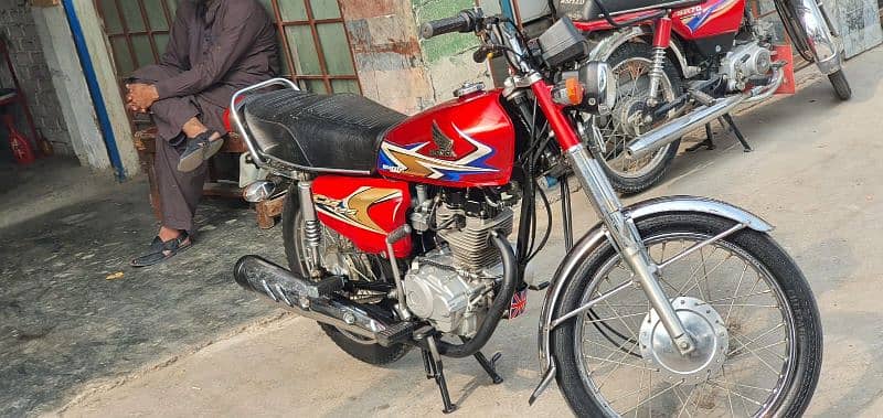 Honda 125 2020 model ha bilkul saf condition ma ha 2