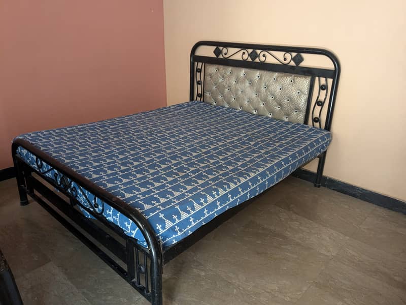 Black iron bed with 3 wardrobe 0