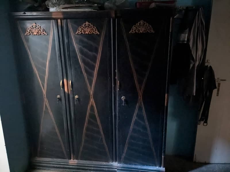 Black iron bed with 3 wardrobe 3