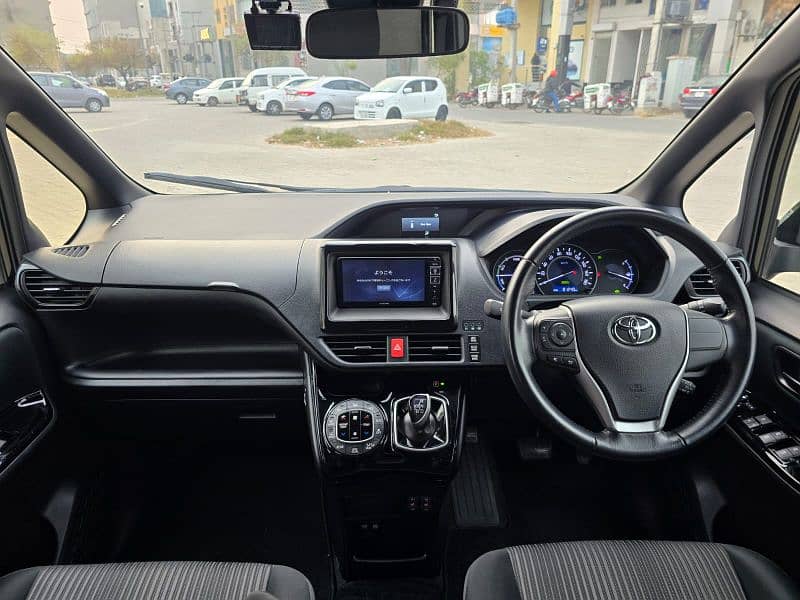 Toyota Voxy 2019 13