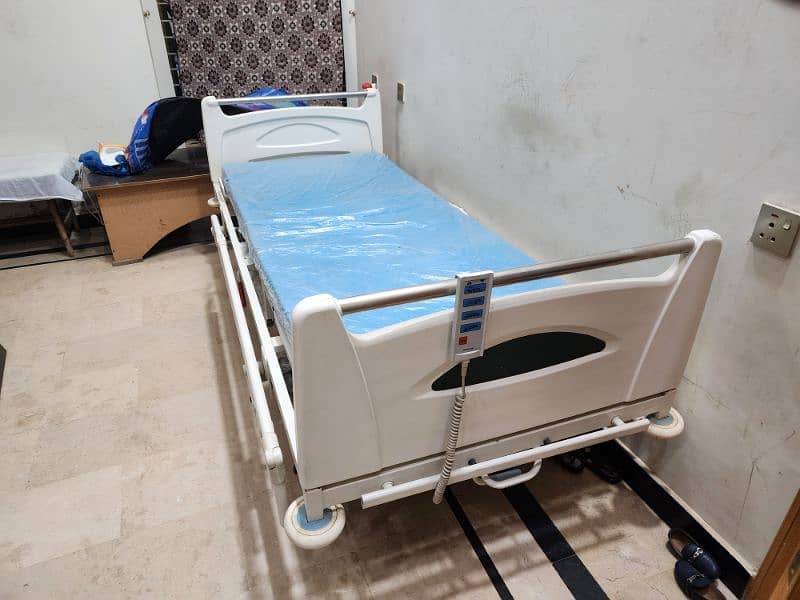 ICU bed / Ventilator Huntleigh Healthcare in mint condition 0