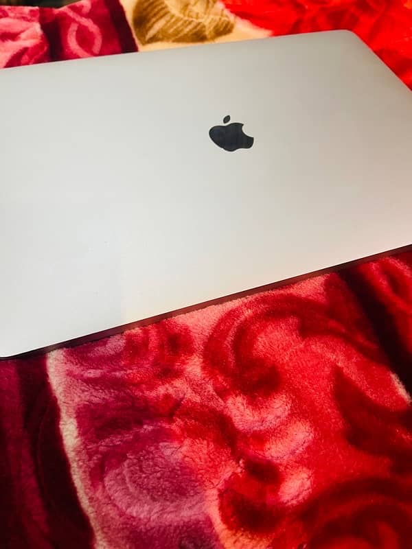 Apple MacBook pro 2019-16inch 7