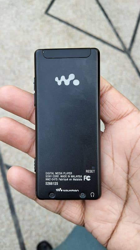 untouch scratchless original sony walkman mp3/mp4 player owsome 1