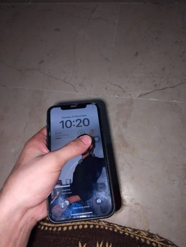 Iphone 11 (128 gb). 8