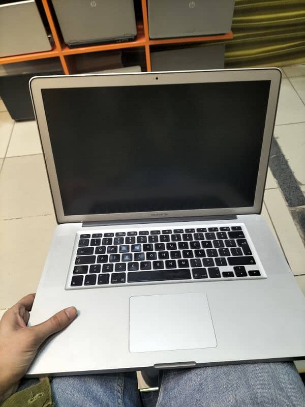 Macbook Pro 15 inch Ci7 8gb/256gb SSD 1