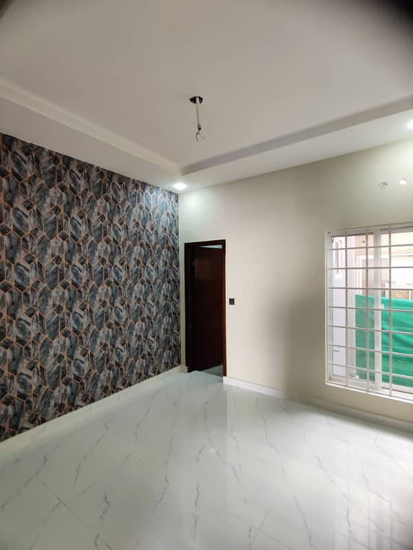 OUTSTANDING 5 MARLA BRAND NEW CORNER HOUSE FOR SALE IN NASHEMAN IQBAL PHASE2 B2 12