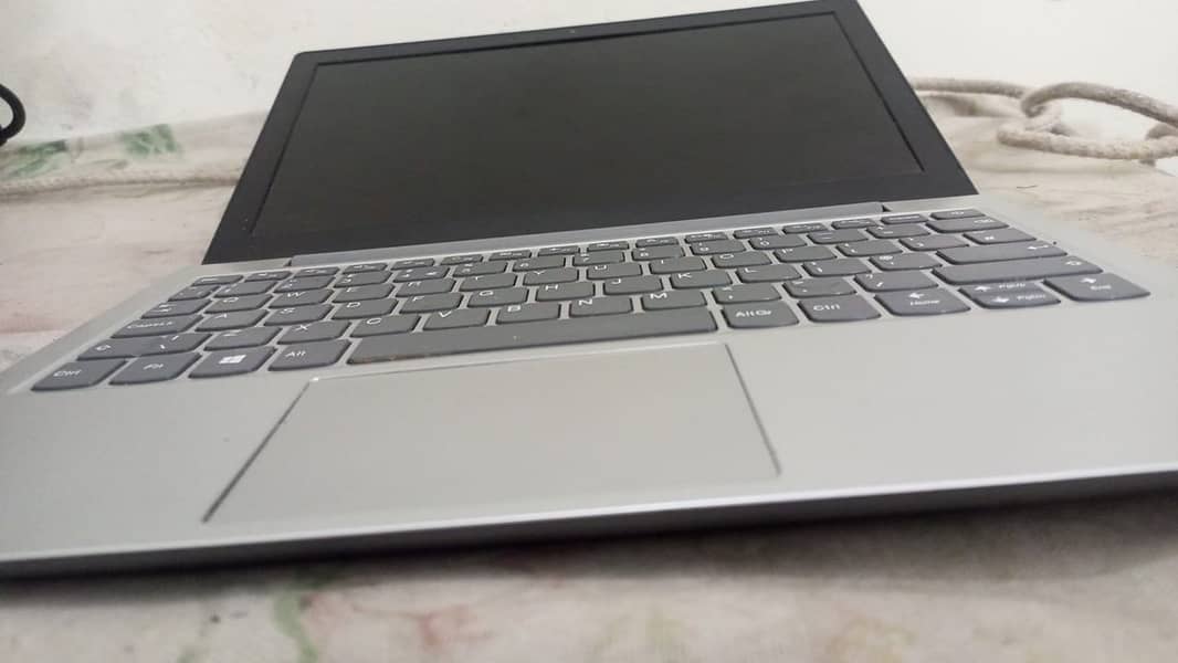 lenovo ideapad 1 11GL05 1