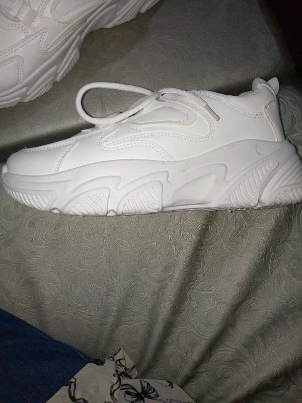 white highsole Sneaker 1