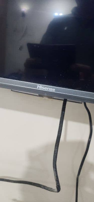 hisense smart led. NOT ek side calar fed hogya hy 1