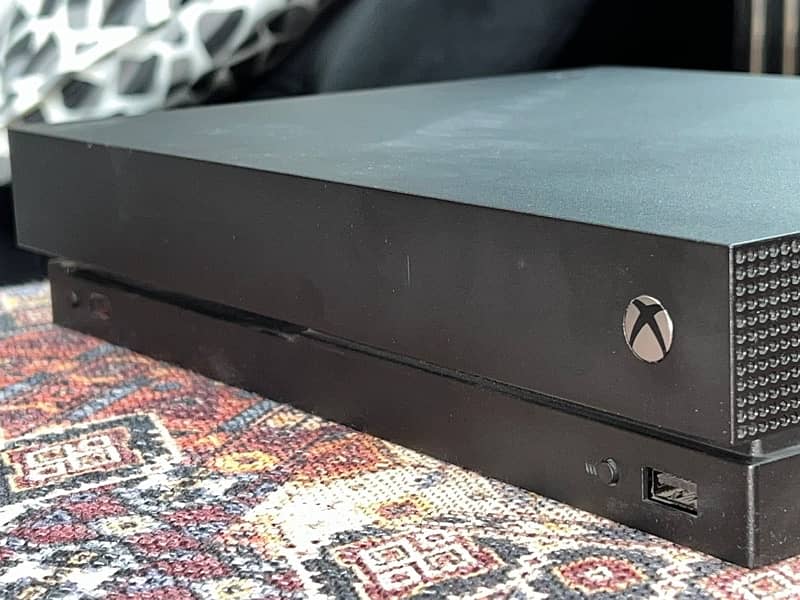 XBOX ONE X | 1 TB 1