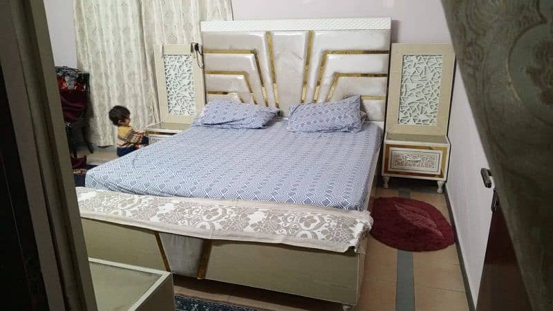 Bed Room Set like New 4 piece 3