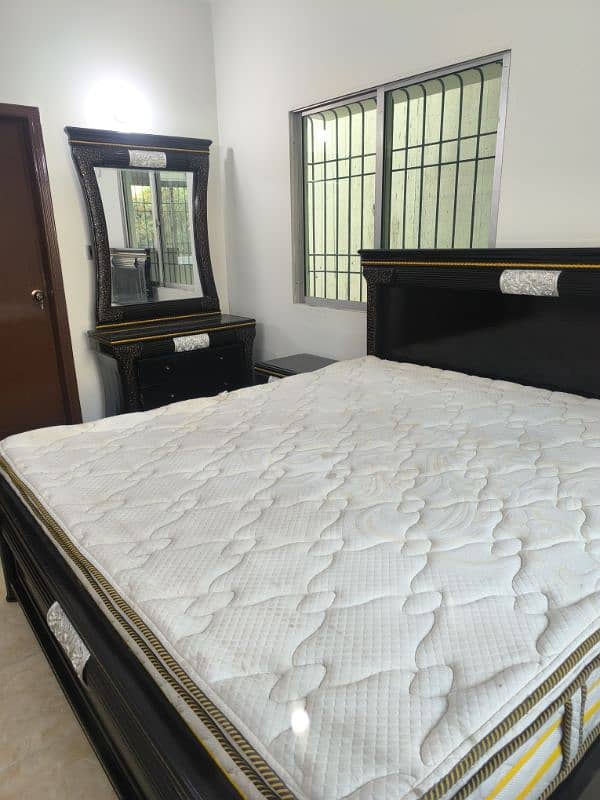 A Good Condition Bedroom Set Available for Sale 1