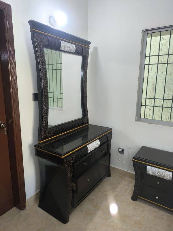 A Good Condition Bedroom Set Available for Sale 2