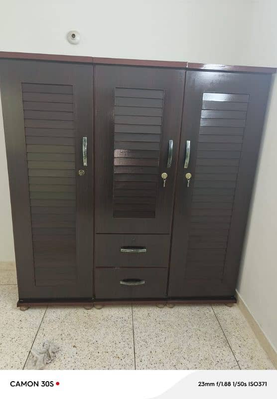 A Good Condition Bedroom Set Available for Sale 3