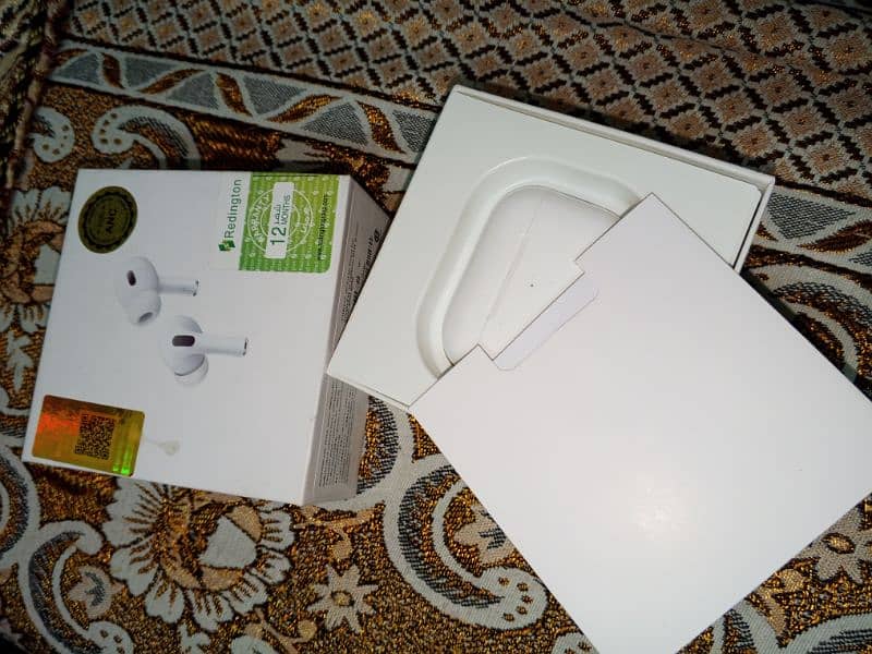 Apple Airpods brand new just 2 days use huwe 2