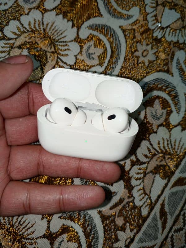 Apple Airpods brand new just 2 days use huwe 3