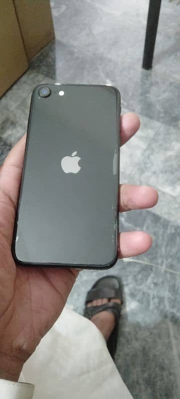 I phone se  64/GB  waterpack   nonpta JV 10/10condetion 4