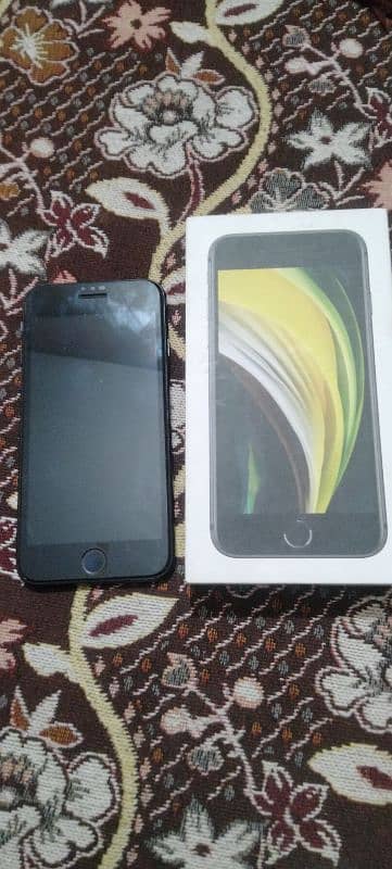 I phone se  64/GB  waterpack   nonpta JV 10/10condetion 9